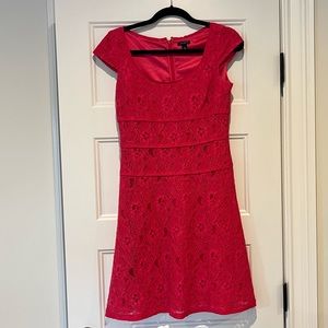 ANN TAYLOR Size 0 Fuchsia Cap Sleeve Lined Lightweight Lace Cocktail Dress.